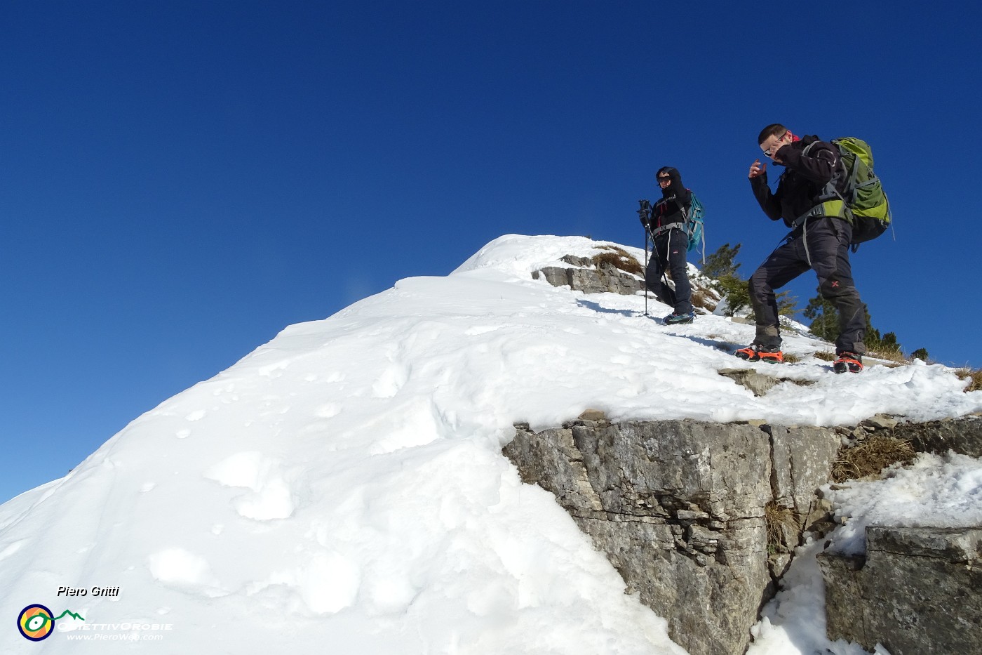 38 Superato il tratto impegnativo via verso la vetta del Sodadura.JPG